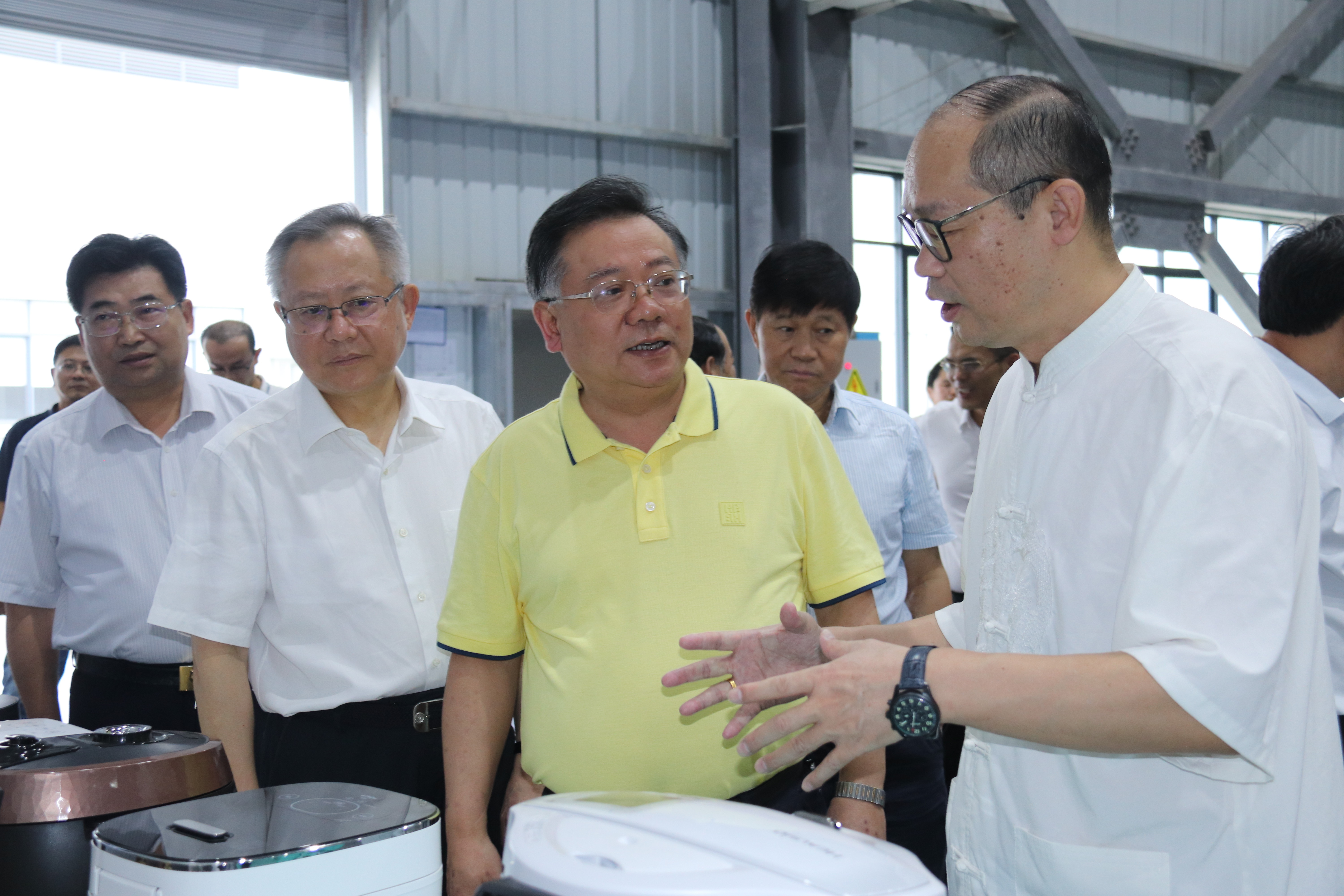 湖南省政協(xié)黨組成員、副主席易鵬飛等省政協(xié)赴邵陽經(jīng)開區(qū)拓浦精工產(chǎn)業(yè)項目調(diào)研團一行