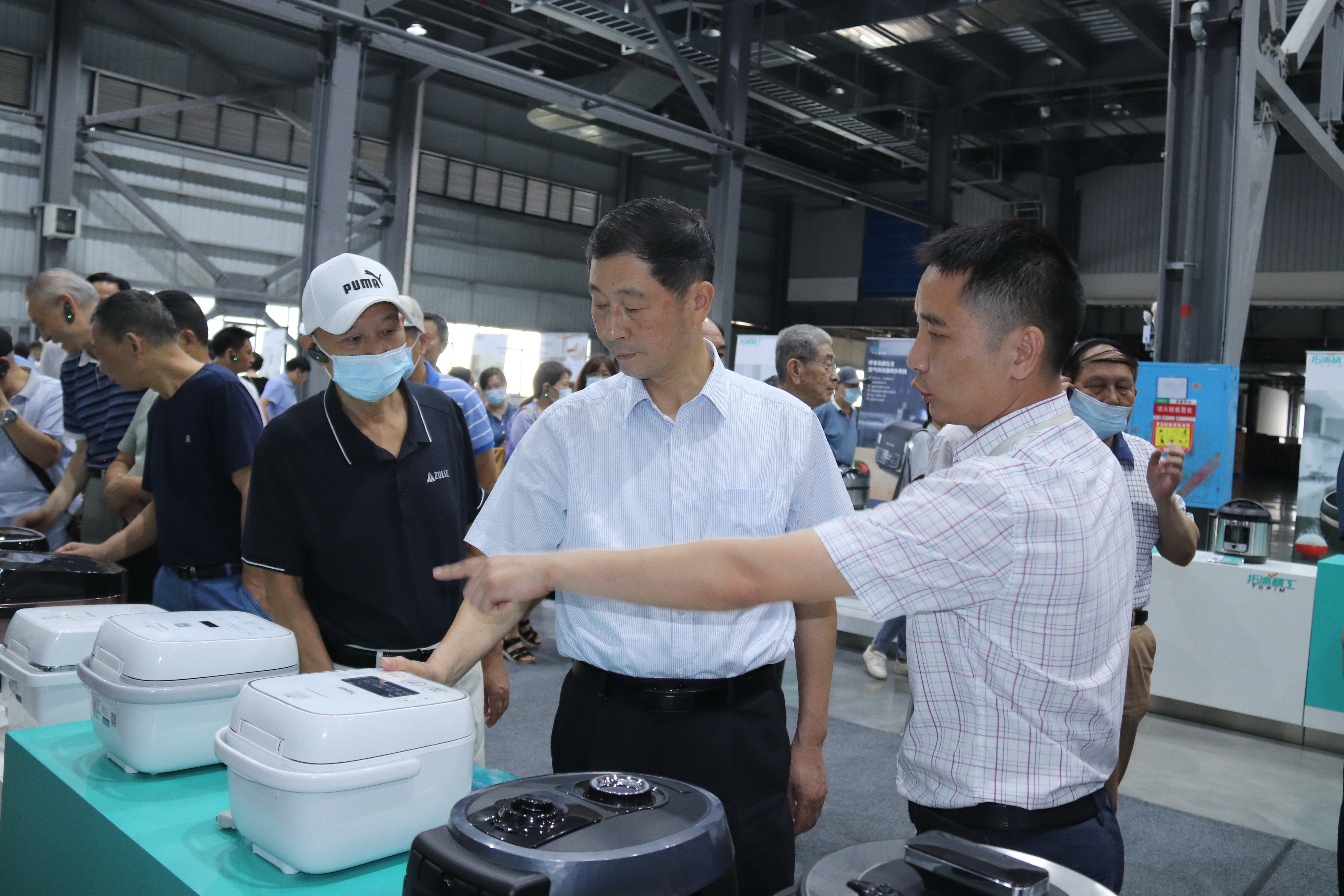 省人大常委會原副主任、機(jī)關(guān)離退休人員黨總支書記蔡力峰帶隊來我公司進(jìn)行了參觀調(diào)研