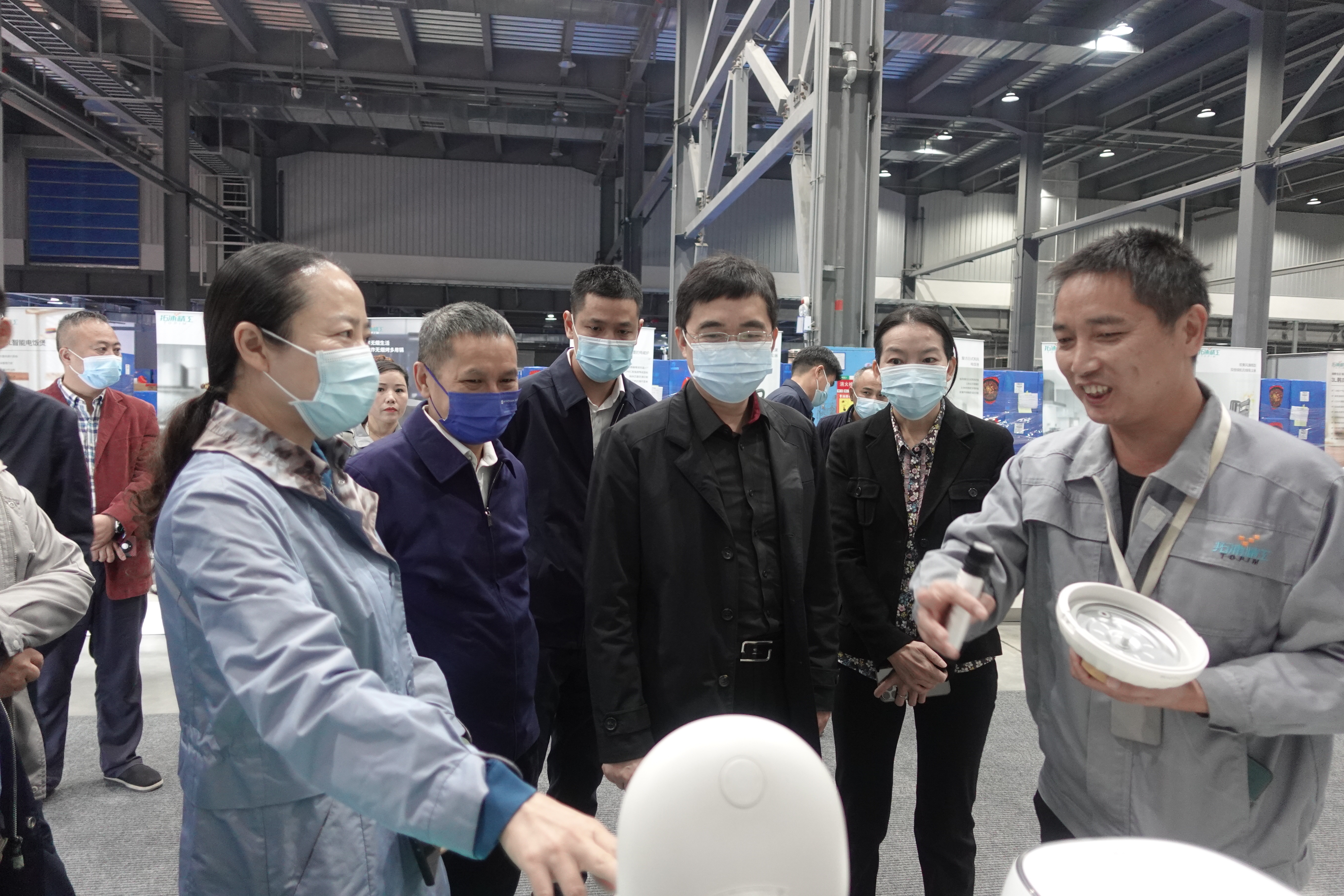 省工信廳黨組成員、省紀委監(jiān)委駐廳紀檢監(jiān)察組石峰崗組長帶領(lǐng)省工信廳等一行蒞臨我司調(diào)研